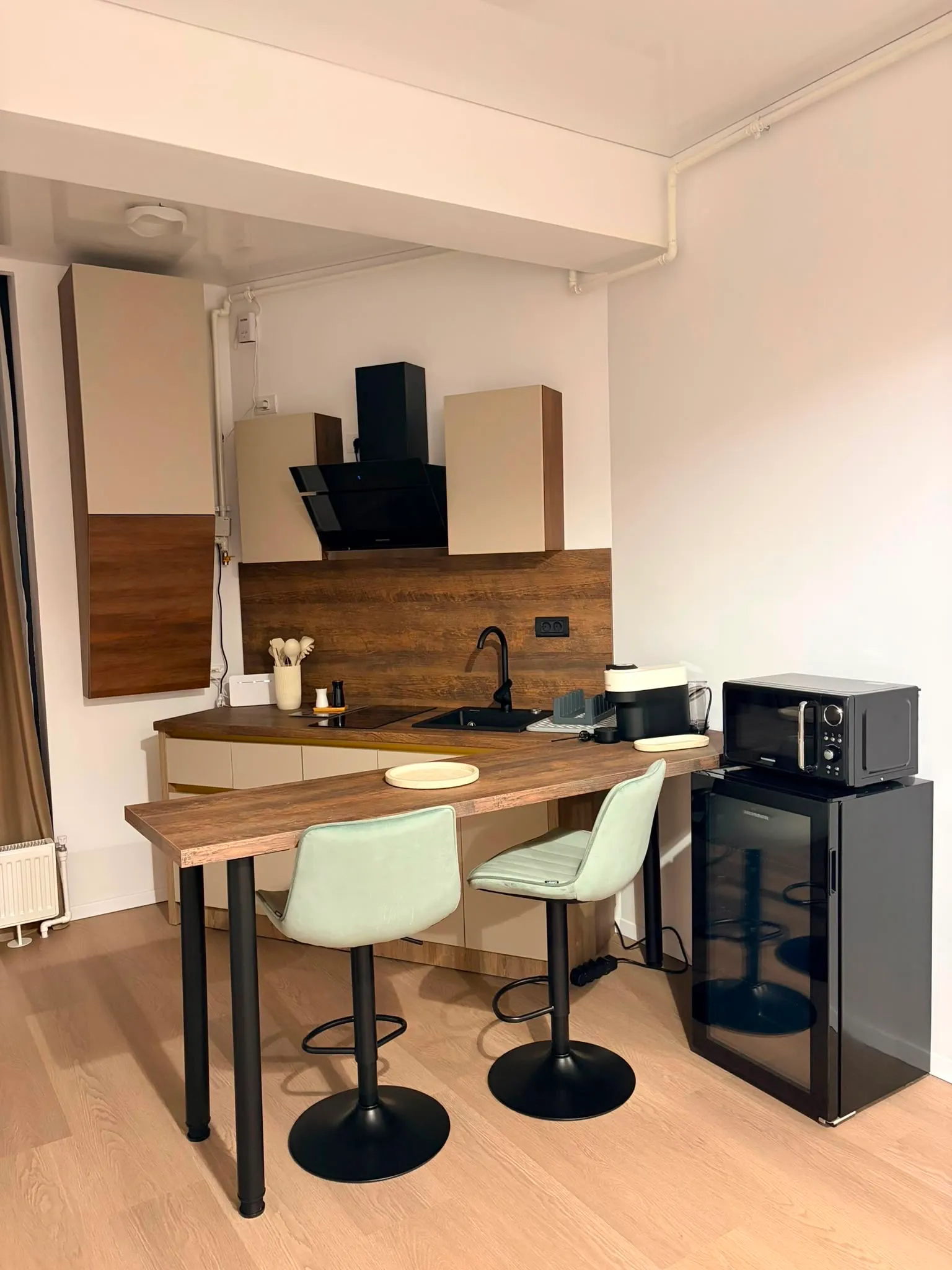 Another angle of the kitchenette and breakfast bar